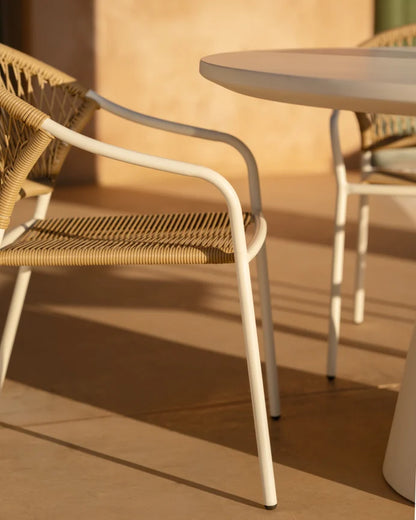 Set de mesa de comedor exterior tono blanco y 4 sillas de exterior con brazos de aluminio acabado blanco mate y ratán sintético