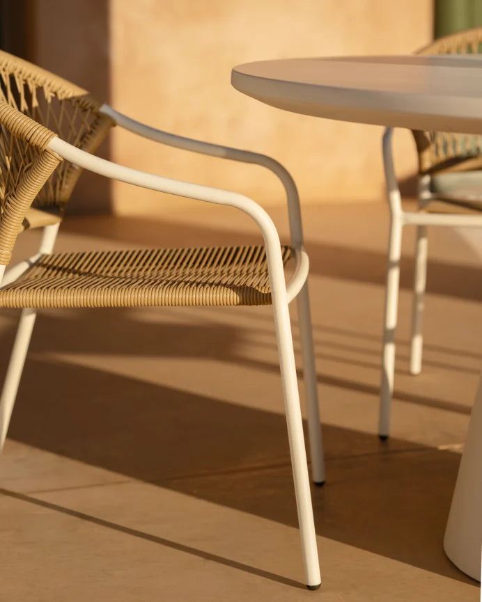 Set de mesa de comedor exterior tono blanco y 4 sillas de exterior con brazos de aluminio acabado blanco mate y ratán sintético