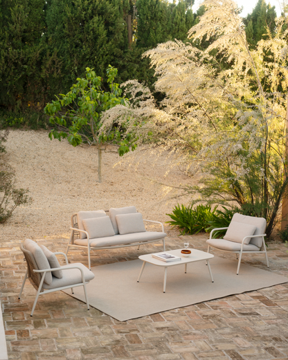Set de jardín con sofá, mesa de centro y dos butacas de aluminio acabado en Blanco Mate