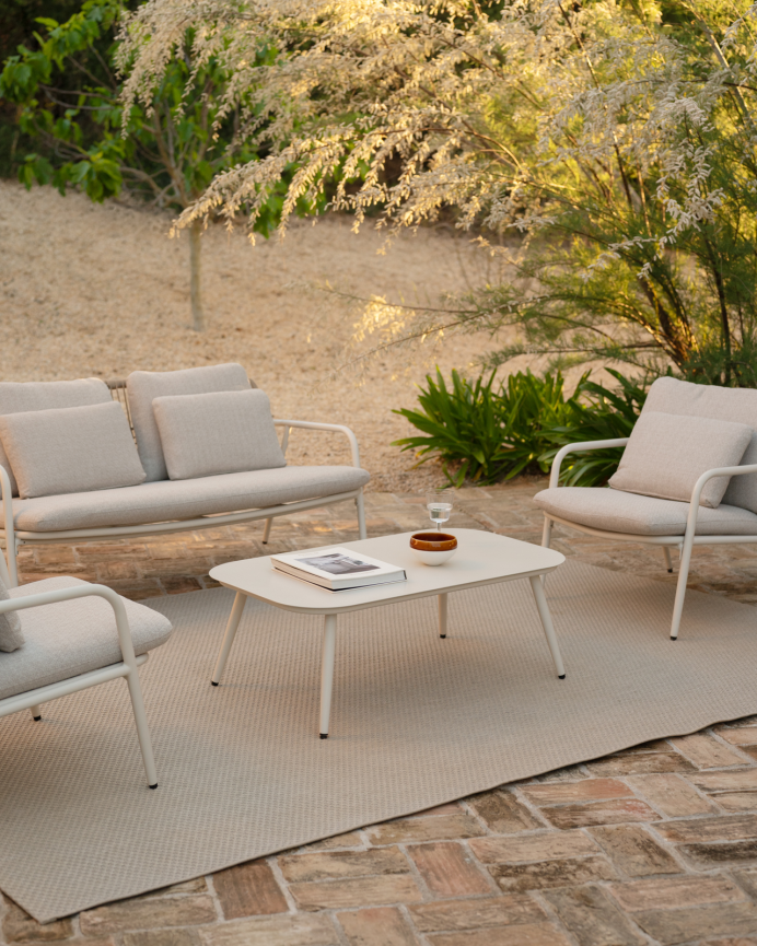 Set de jardín con sofá, mesa de centro y dos butacas de aluminio acabado en Blanco Mate