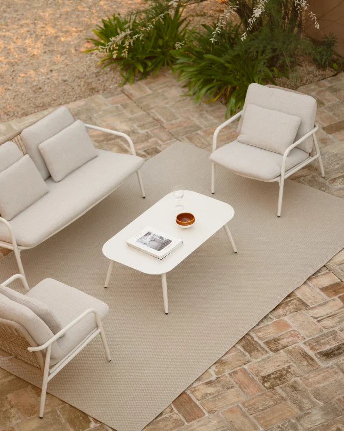 Set de jardín con sofá, mesa de centro y dos butacas de aluminio acabado en Blanco Mate