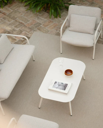 Set de jardín con sofá, mesa de centro y dos butacas de aluminio acabado en Blanco Mate