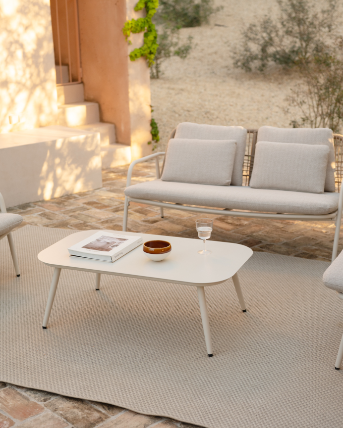 Set de jardín con sofá, mesa de centro y dos butacas de aluminio acabado en Blanco Mate