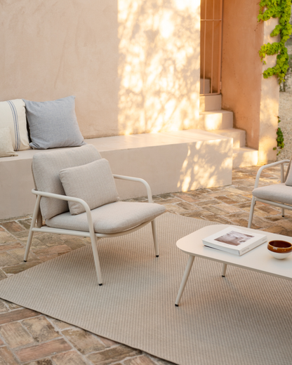 Set de jardín con sofá, mesa de centro y dos butacas de aluminio acabado en Blanco Mate