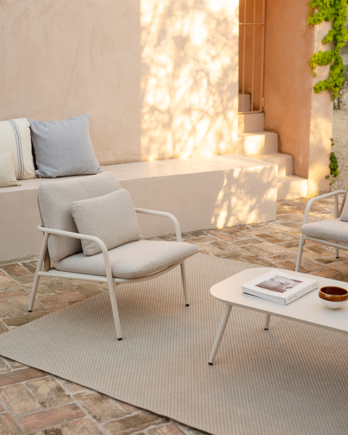 Set de jardín con sofá, mesa de centro y dos butacas de aluminio acabado en Blanco Mate