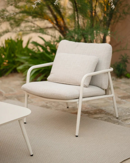 Set de jardín con sofá, mesa de centro y dos butacas de aluminio acabado en Blanco Mate