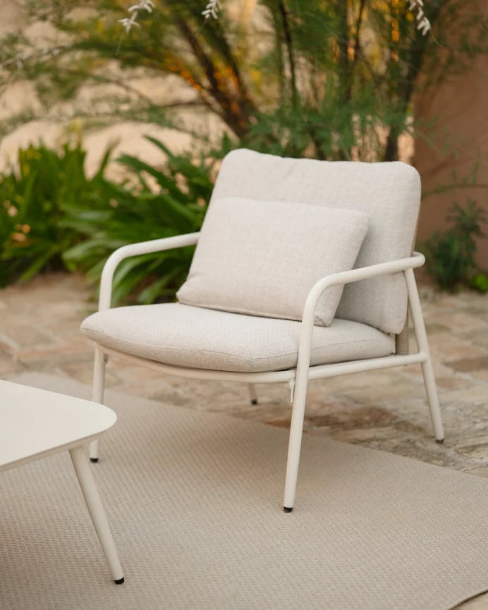 Set de jardín con sofá, mesa de centro y dos butacas de aluminio acabado en Blanco Mate