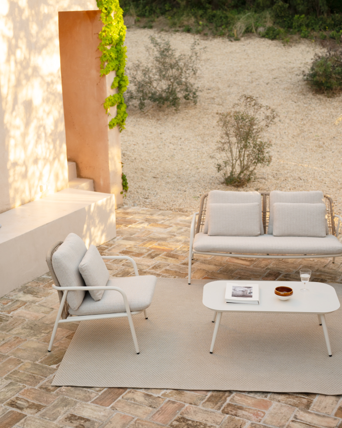 Set de jardín con sofá, mesa de centro y dos butacas de aluminio acabado en Blanco Mate