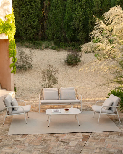 Set de jardín con sofá, mesa de centro y dos butacas de aluminio acabado en Blanco Mate