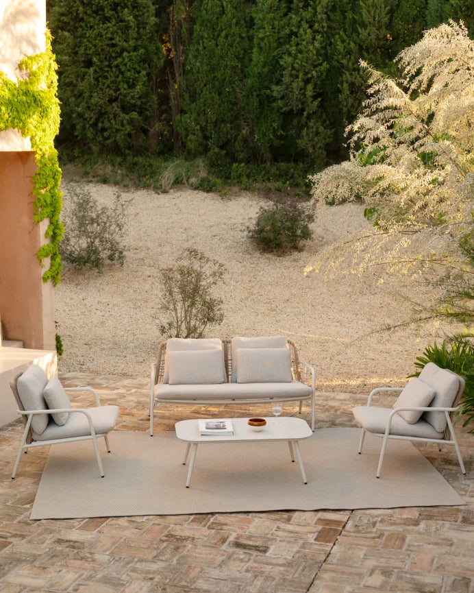 Set de jardín con sofá, mesa de centro y dos butacas de aluminio acabado en Blanco Mate