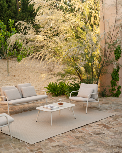 Set de jardín con sofá, mesa de centro y dos butacas de aluminio acabado en Blanco Mate