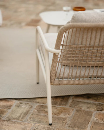 Set de jardín con sofá, mesa de centro y dos butacas de aluminio acabado en Blanco Mate