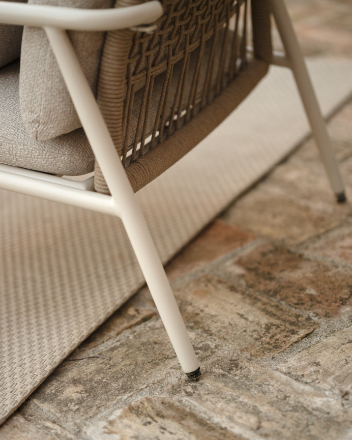 Set de jardín con sofá, mesa de centro y dos butacas de aluminio acabado en Blanco Mate