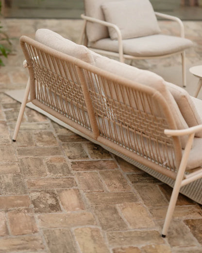 Set de jardín con sofá, mesa de centro y dos butacas de aluminio acabado en Blanco Mate