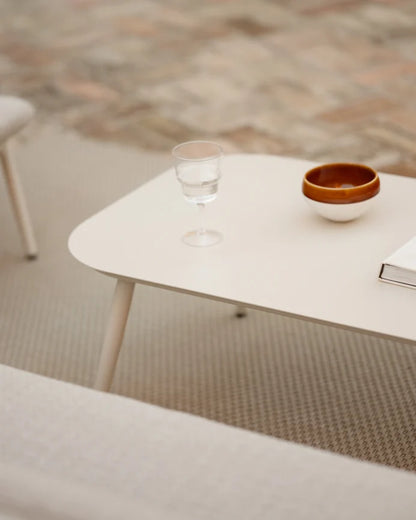 Set de jardín con sofá, mesa de centro y dos butacas de aluminio acabado en Blanco Mate