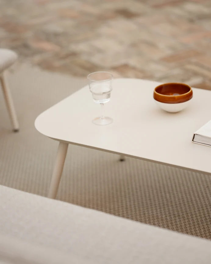 Set de jardín con sofá, mesa de centro y dos butacas de aluminio acabado en Blanco Mate