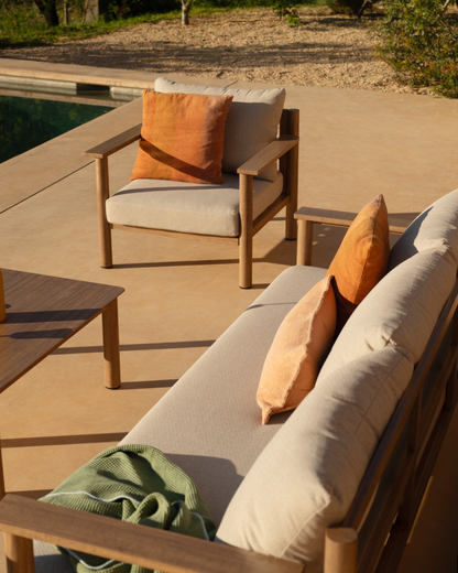 Set de jardín con sofá, mesa de centro y dos butacas de aluminio acabado en madera