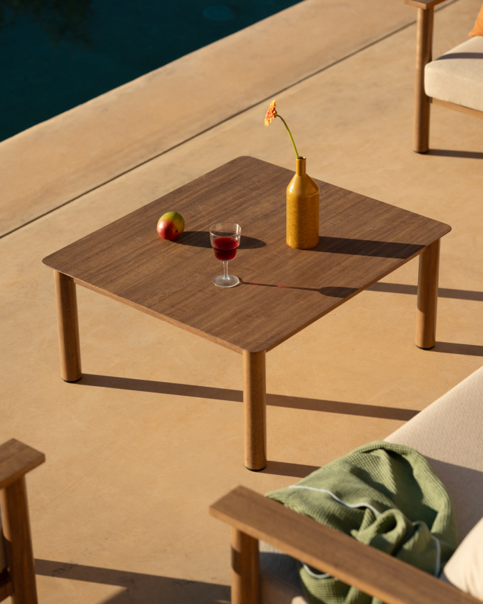 Set de jardín con sofá, mesa de centro y dos butacas de aluminio acabado en madera