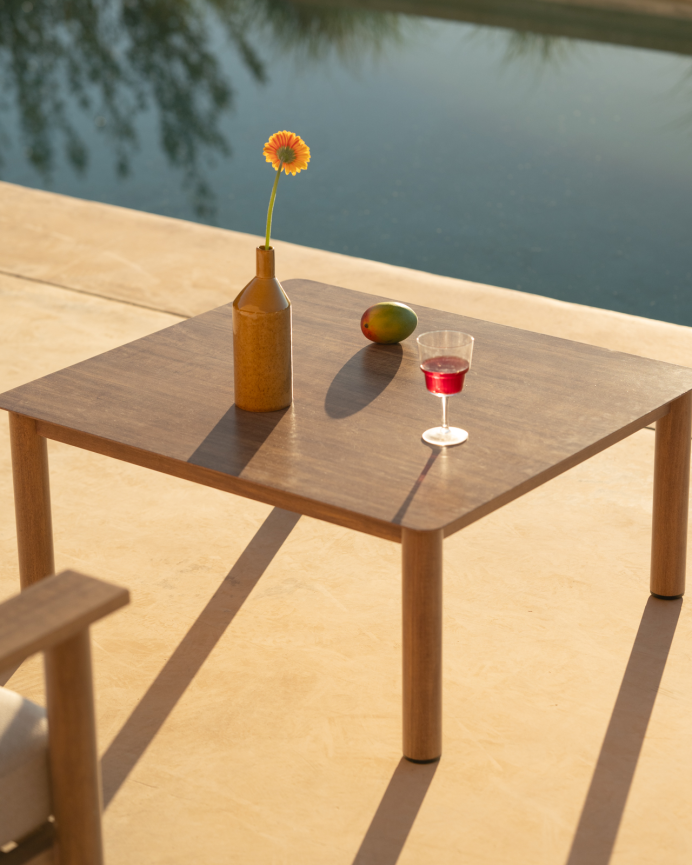 Set de jardín con sofá, mesa de centro y dos butacas de aluminio acabado en madera