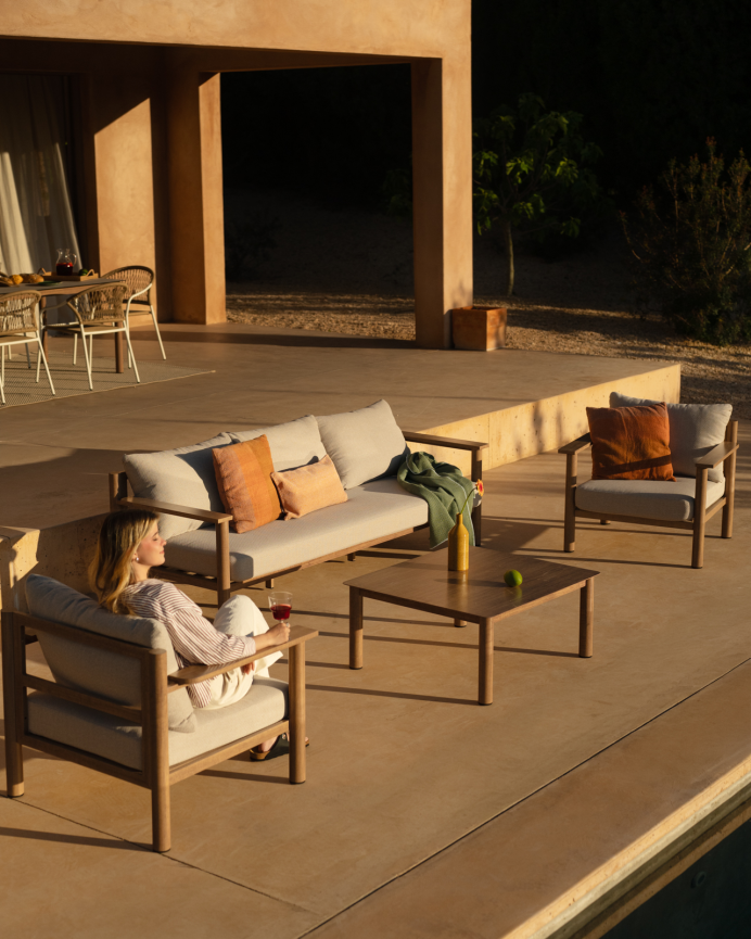 Set de jardín con sofá, mesa de centro y dos butacas de aluminio acabado en madera