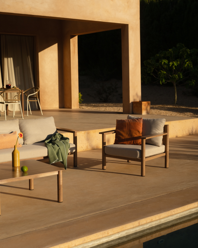 Set de jardín con sofá, mesa de centro y dos butacas de aluminio acabado en madera