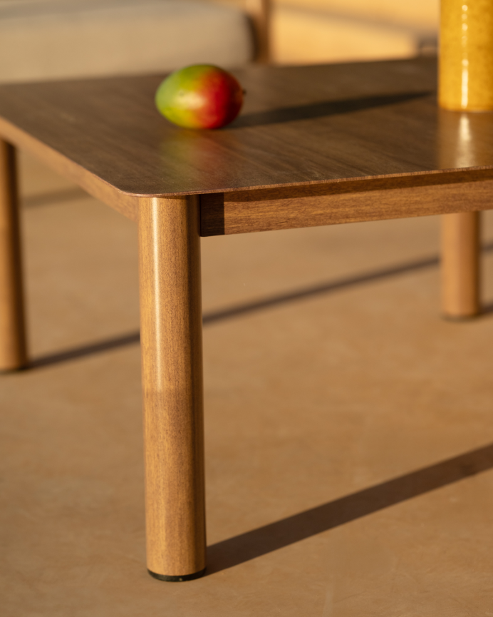 Set de jardín con sofá, mesa de centro y dos butacas de aluminio acabado en madera