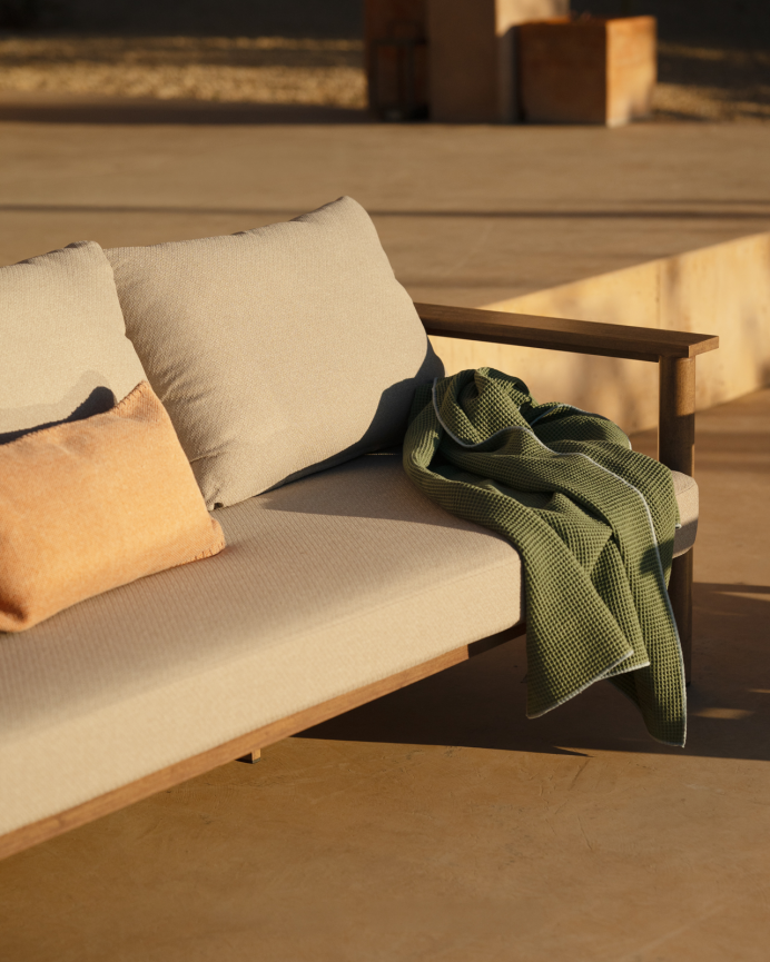 Set de jardín con sofá, mesa de centro y dos butacas de aluminio acabado en madera