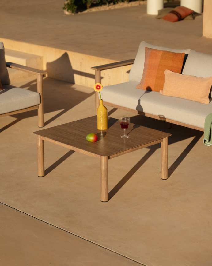 Set de jardín con sofá, mesa de centro y dos butacas de aluminio acabado en madera