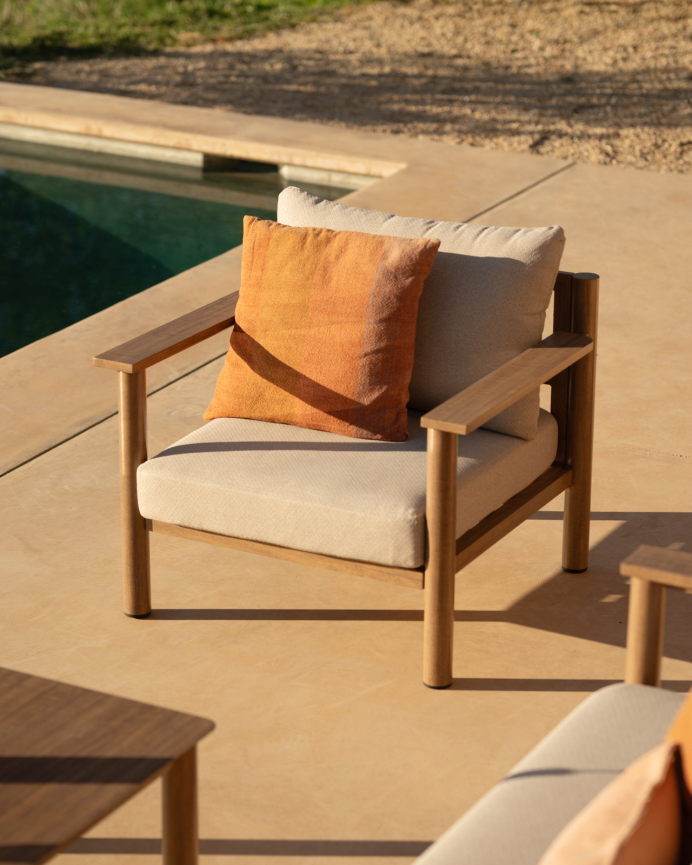 Set de jardín con sofá, mesa de centro y dos butacas de aluminio acabado en madera