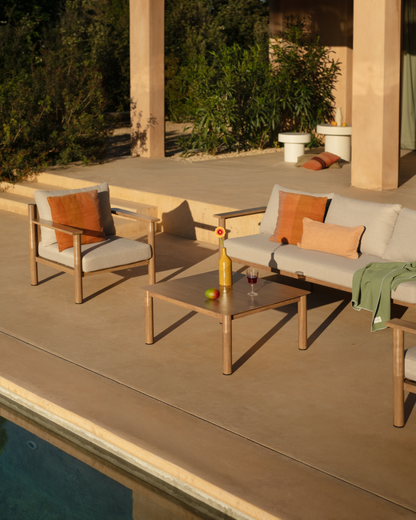 Set de jardín con sofá, mesa de centro y dos butacas de aluminio acabado en madera