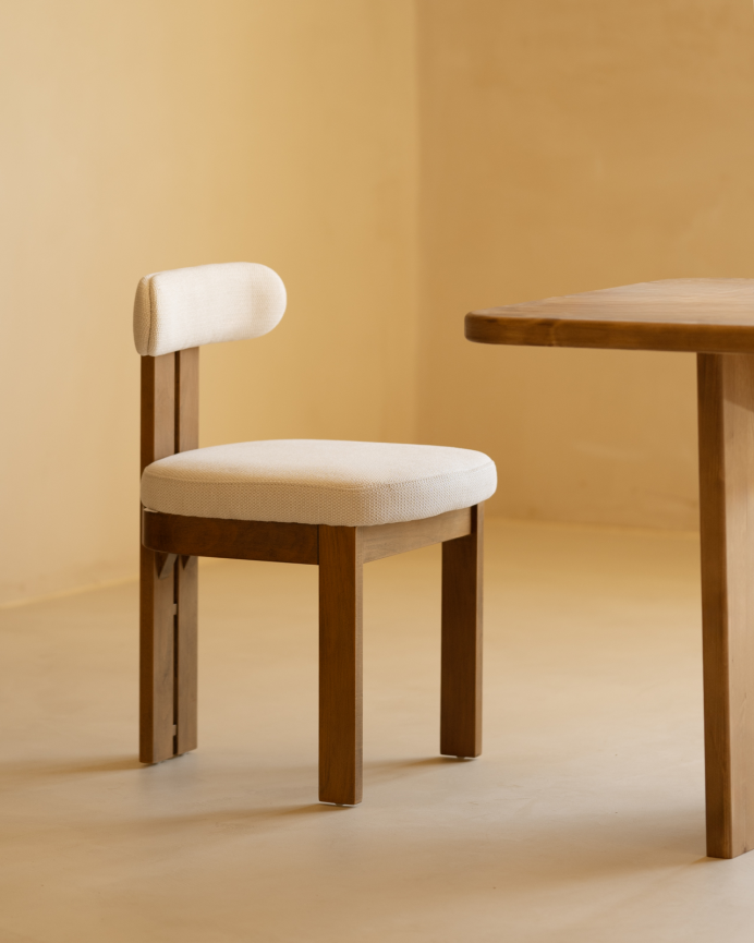 Silla de comedor de madera de haya tapizada en color blanco de 77x42cm