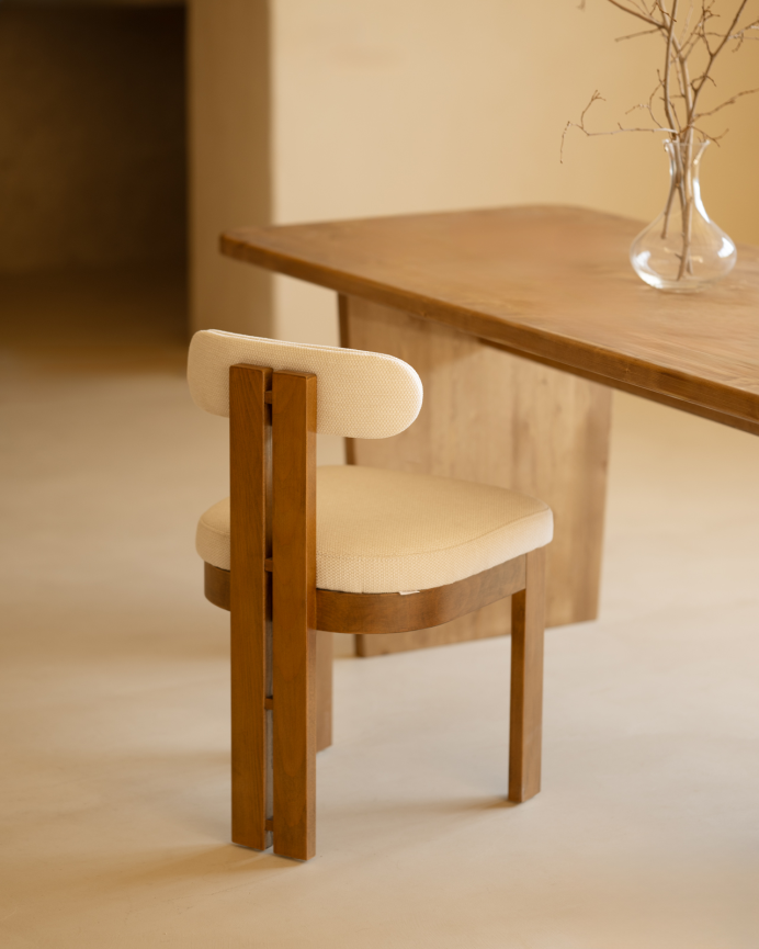 Silla de comedor de madera de haya tapizada en color blanco de 77x42cm