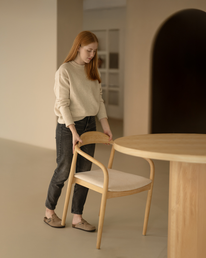 Silla de comedor de madera de olmo y asiento acolchado color beige de 78x58cm