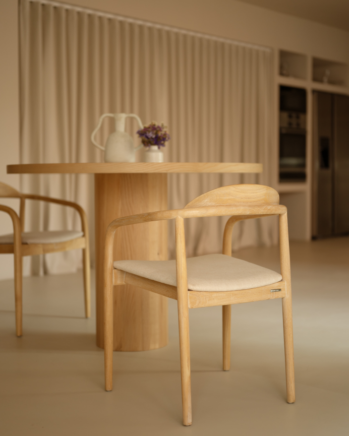 Silla de comedor de madera de olmo y asiento acolchado color beige de 78x58cm