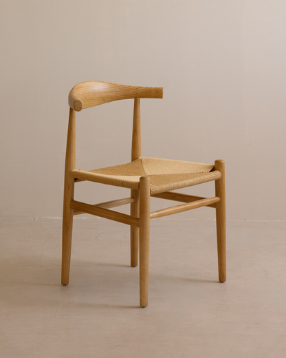 Silla de madera de olmo y asiento trenzado de cuerda en tono natural de 78x51cm