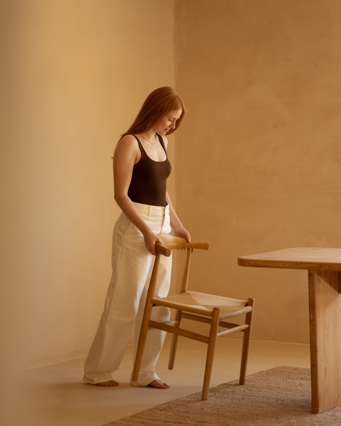 Silla de madera de olmo y asiento trenzado de cuerda en tono natural de 78x51cm