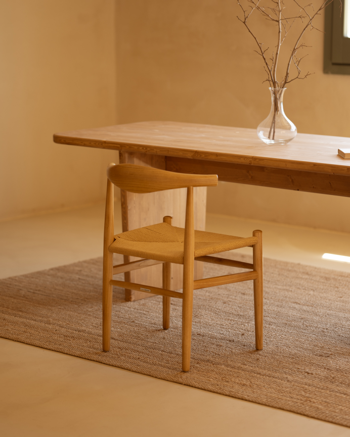 Silla de madera de olmo y asiento trenzado de cuerda en tono natural de 78x51cm