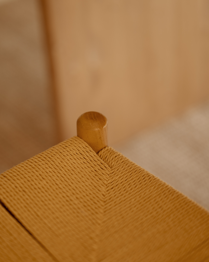 Silla de madera de olmo y asiento trenzado de cuerda en tono natural de 78x51cm