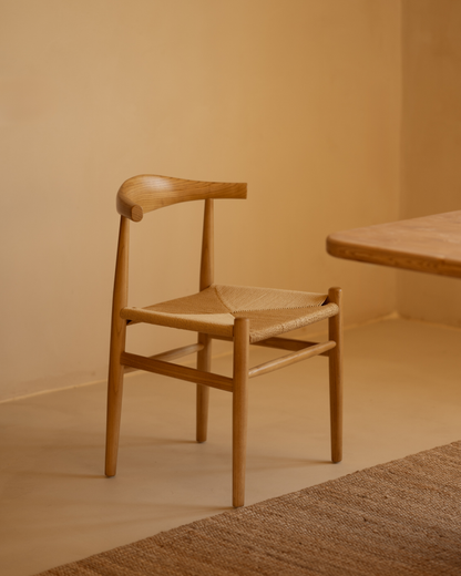 Silla de madera de olmo y asiento trenzado de cuerda en tono natural de 78x51cm