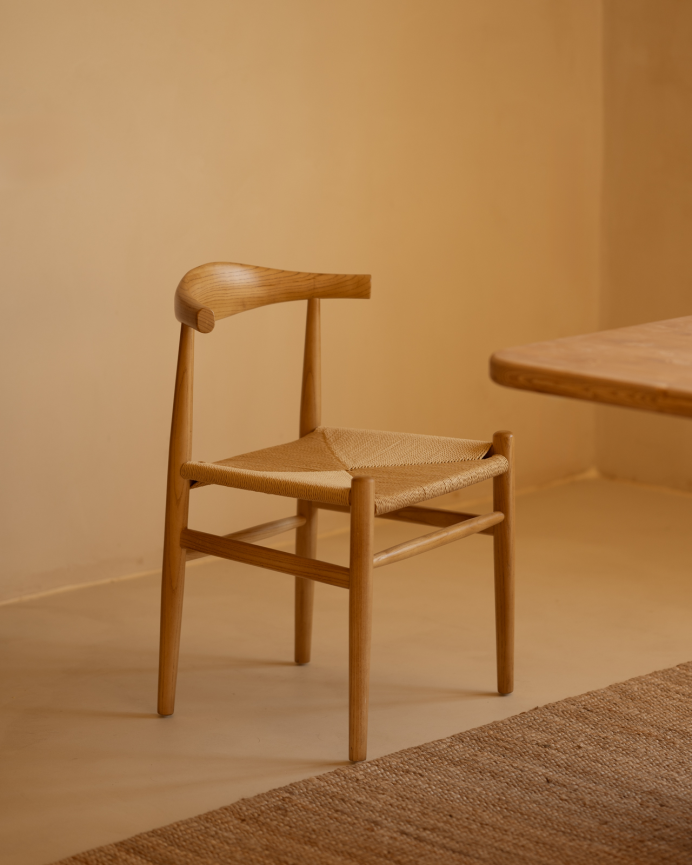 Silla de madera de olmo y asiento trenzado de cuerda en tono natural de 78x51cm
