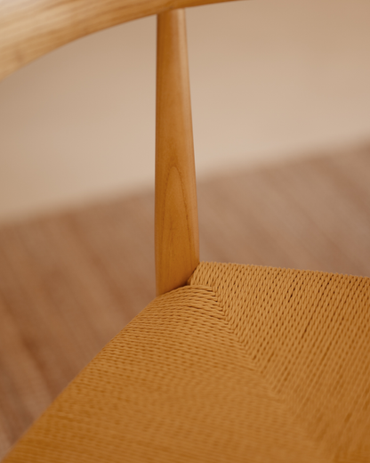 Silla de madera de olmo y asiento trenzado de cuerda en tono natural de 78x51cm